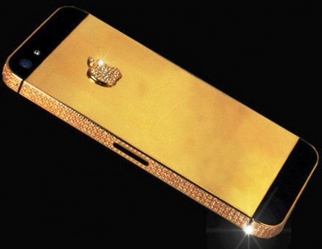 iPhone Hãng trang sức Stuart Hughes đã sản xuất ra chiếc điện thoại đắt giá nhất thế giới khi trang trí cho một phiên bản iPhone 'chiếc áo khoác' làm bằng vàng và kim cương. Với mức giá 15 triệu USD, chắc chắn chẳng ai muốn chiếc điện thoại này rơi vào bồn cầu.